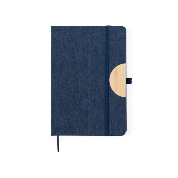 Bloc de notas soporte con tapas rígidas fabricado en RPET 300D y bambú. Versátil soporte integrado en la portada para smartphone y tablet, confeccionado en bambú. Cuenta con elástico de cierre y soporte para bolígrafo a juego. Contiene 80 hojas interiores lisas y está disponible en una amplia gama de colores. Con logotipo RPET en contraportada y presentado en bolsa individual de papel reciclada.El material RPET se elabora a partir de plástico reciclado, para así fomentar la reutilización de residuos plásticos y ayudar a la sostenibilidad del planeta.