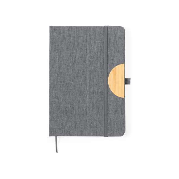 Bloc de notas soporte con tapas rígidas fabricado en RPET 300D y bambú. Versátil soporte integrado en la portada para smartphone y tablet, confeccionado en bambú. Cuenta con elástico de cierre y soporte para bolígrafo a juego. Contiene 80 hojas interiores lisas y está disponible en una amplia gama de colores. Con logotipo RPET en contraportada y presentado en bolsa individual de papel reciclada.El material RPET se elabora a partir de plástico reciclado, para así fomentar la reutilización de residuos plásticos y ayudar a la sostenibilidad del planeta.