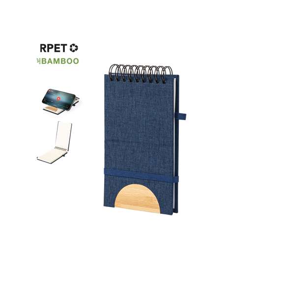 Libreta de anillas con soporte elaborado en RPET 300D y bambú. Sus tapas rígidas destacan por un versátil soporte integrado para smartphone, fabricado en bambú. Además, cuenta con elástico de cierre y soporte para bolígrafo a juego. Contiene 80 hojas interiores lisas y está disponible en una variada gama de colores. Con logotipo RPET en contraportada y presentada en bolsa individual reciclada.El material RPET se elabora a partir de plástico reciclado, para así fomentar la reutilización de residuos plásticos y ayudar a la sostenibilidad del planeta.