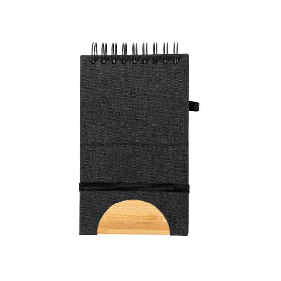 Libreta de anillas con soporte elaborado en RPET 300D y bambú. Sus tapas rígidas destacan por un versátil soporte integrado para smartphone, fabricado en bambú. Además, cuenta con elástico de cierre y soporte para bolígrafo a juego. Contiene 80 hojas interiores lisas y está disponible en una variada gama de colores. Con logotipo RPET en contraportada y presentada en bolsa individual reciclada.El material RPET se elabora a partir de plástico reciclado, para así fomentar la reutilización de residuos plásticos y ayudar a la sostenibilidad del planeta.