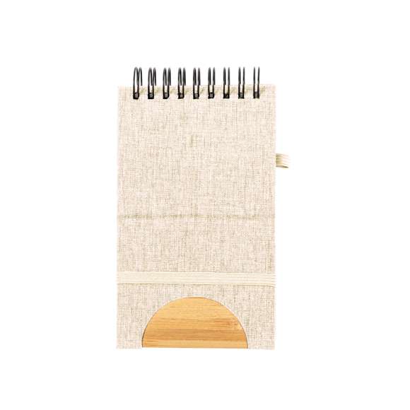 Libreta de anillas con soporte elaborado en RPET 300D y bambú. Sus tapas rígidas destacan por un versátil soporte integrado para smartphone, fabricado en bambú. Además, cuenta con elástico de cierre y soporte para bolígrafo a juego. Contiene 80 hojas interiores lisas y está disponible en una variada gama de colores. Con logotipo RPET en contraportada y presentada en bolsa individual reciclada.El material RPET se elabora a partir de plástico reciclado, para así fomentar la reutilización de residuos plásticos y ayudar a la sostenibilidad del planeta.