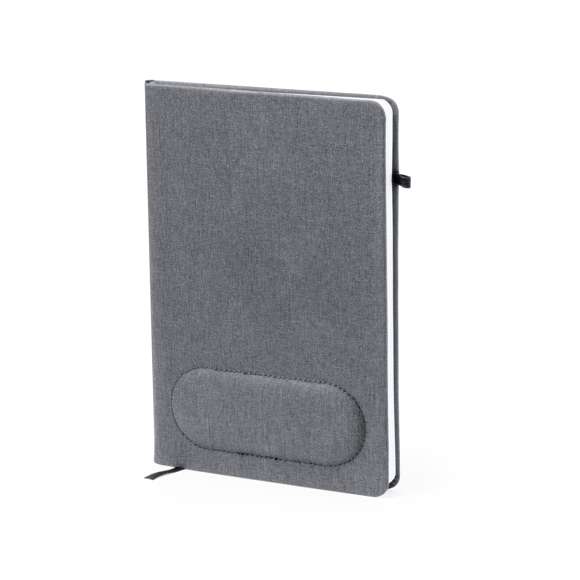 Libreta alfombrilla elaborada en RPET 300D con tapas rígidas. Destaca por su original soporte en la portada con forma ergonómica para la muñeca y así poder usarse como alfombrilla de ratón. Incluye marcapáginas y un soporte para bolígrafo a juego. Contiene 100 hojas interiores lisas y está disponible en un elegante color gris. Con logotipo RPET en contraportada y presentada en bolsa individual reciclada.El material RPET se elabora a partir de plástico reciclado, para así fomentar la reutilización de residuos plásticos y ayudar a la sostenibilidad del planeta.