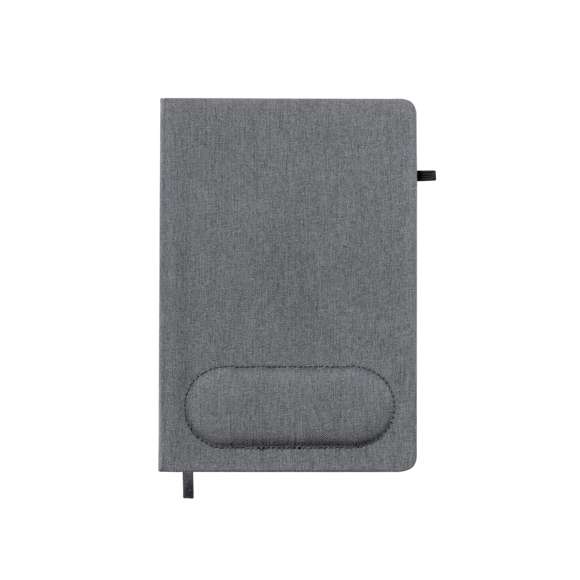 Libreta alfombrilla elaborada en RPET 300D con tapas rígidas. Destaca por su original soporte en la portada con forma ergonómica para la muñeca y así poder usarse como alfombrilla de ratón. Incluye marcapáginas y un soporte para bolígrafo a juego. Contiene 100 hojas interiores lisas y está disponible en un elegante color gris. Con logotipo RPET en contraportada y presentada en bolsa individual reciclada.El material RPET se elabora a partir de plástico reciclado, para así fomentar la reutilización de residuos plásticos y ayudar a la sostenibilidad del planeta.
