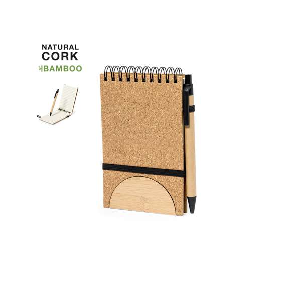 Libreta de anillas fabricada en corcho y bambú. De tapas rígidas, con un versátil soporte integrado para smartphone fabricado en bambú. Además, cuenta con elástico de cierre y soporte para bolígrafo a juego. Contiene 80 hojas internas de disposición a una raya. Presentada en bolsa individual reciclada.Elaborado con elementos vegetales para así fomentar la utilización de materias primas naturales y reducir las emisiones contaminantes.