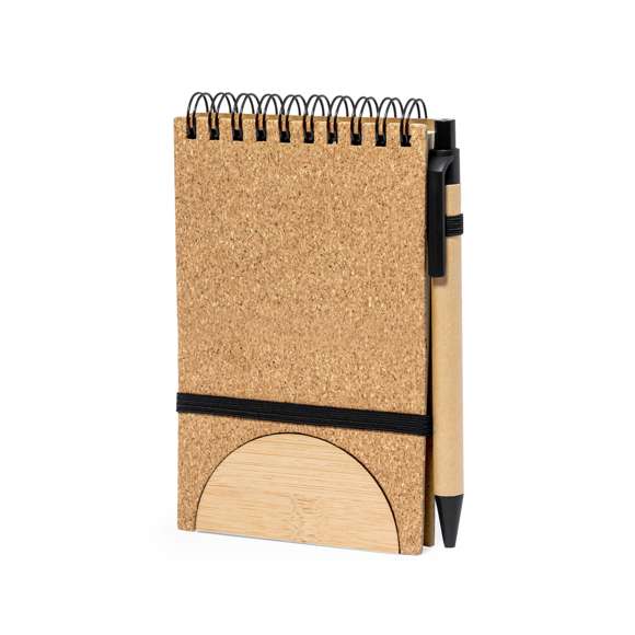 Libreta de anillas fabricada en corcho y bambú. De tapas rígidas, con un versátil soporte integrado para smartphone fabricado en bambú. Además, cuenta con elástico de cierre y soporte para bolígrafo a juego. Contiene 80 hojas internas de disposición a una raya. Presentada en bolsa individual reciclada.Elaborado con elementos vegetales para así fomentar la utilización de materias primas naturales y reducir las emisiones contaminantes.