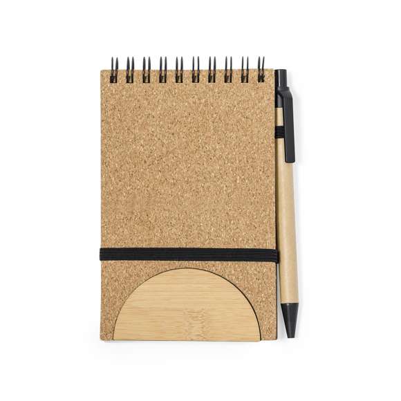 Libreta de anillas fabricada en corcho y bambú. De tapas rígidas, con un versátil soporte integrado para smartphone fabricado en bambú. Además, cuenta con elástico de cierre y soporte para bolígrafo a juego. Contiene 80 hojas internas de disposición a una raya. Presentada en bolsa individual reciclada.Elaborado con elementos vegetales para así fomentar la utilización de materias primas naturales y reducir las emisiones contaminantes.