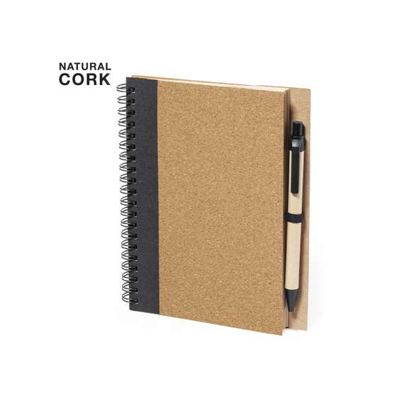 Set de libreta y bolígrafo confeccionado en corcho y cartón reciclado. La libreta de anillas destaca por sus tapas rígidas en corcho natural, con 80 hojas de disposición a una raya. Incluye bolígrafo de mecanismo pulsador con cuerpo fabricado en cartón reciclado y en tinta azul. Presentado en bolsa de papel reciclado. Elaborado con elementos vegetales para así fomentar la utilización de materias primas naturales y reducir las emisiones contaminantes.