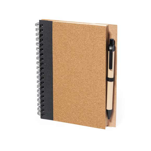 Set de libreta y bolígrafo confeccionado en corcho y cartón reciclado. La libreta de anillas destaca por sus tapas rígidas en corcho natural, con 80 hojas de disposición a una raya. Incluye bolígrafo de mecanismo pulsador con cuerpo fabricado en cartón reciclado y en tinta azul. Presentado en bolsa de papel reciclado. Elaborado con elementos vegetales para así fomentar la utilización de materias primas naturales y reducir las emisiones contaminantes.