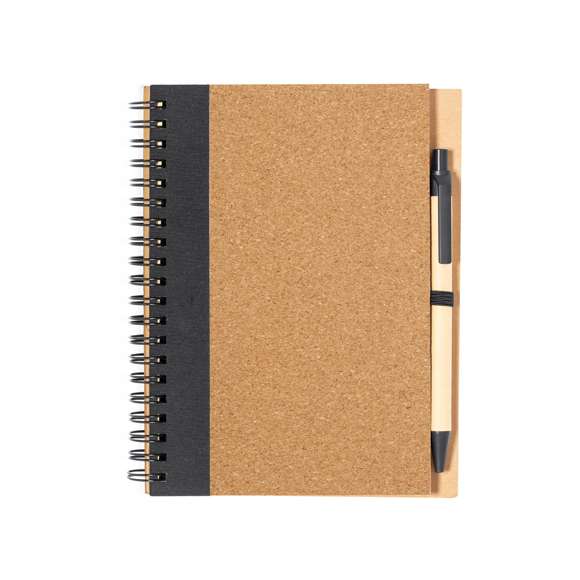 Set de libreta y bolígrafo confeccionado en corcho y cartón reciclado. La libreta de anillas destaca por sus tapas rígidas en corcho natural, con 80 hojas de disposición a una raya. Incluye bolígrafo de mecanismo pulsador con cuerpo fabricado en cartón reciclado y en tinta azul. Presentado en bolsa de papel reciclado. Elaborado con elementos vegetales para así fomentar la utilización de materias primas naturales y reducir las emisiones contaminantes.