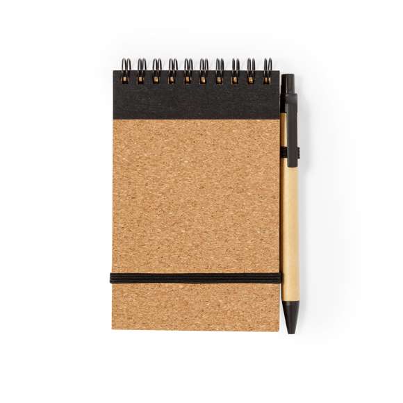 Set de libreta y bolígrafo fabricado en corcho y cartón reciclado. Incluye libreta de anillas con tapas rígidas en corcho natural, con 80 hojas de disposición a una raya. Incluye bolígrafo de mecanismo pulsador con cuerpo fabricado en cartón reciclado y en tinta azul. Presentado en bolsa de papel reciclado. Elaborado con elementos vegetales para así fomentar la utilización de materias primas naturales y reducir las emisiones contaminantes.