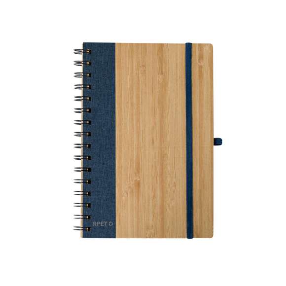 Libreta de anillas con tapas rígidas de bambú. Incluye 80 hojas con disposición a una raya de papel reciclado. Con cierre elástico, banda lateral, y soporte para bolígrafo a juego. Disponible en variada gama de colores, presentada individualmente en bolsa de papel reciclado. Materiales como el bambú fomentan la utilización de materias primas naturales, reduciendo las emisiones contaminantes. Proviene de una planta de gran resistencia y versatilidad, con crecimiento y regeneración rápidos, siendo una excelente alternativa al uso de madera tradicional.