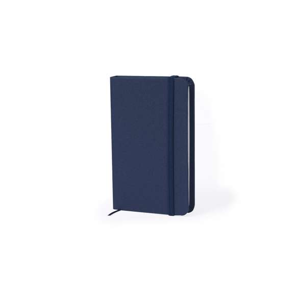 Bloc de notas con tapas rígidas en RPET 300D. Incluye 100 hojas con disposición a una raya, elástico de sujeción y marcapáginas de tela a juego. Disponible en amplia gama de colores. Logotipo RPET en parte trasera. Presentado individualmente en bolsa reciclada.El material RPET se elabora a partir de plástico reciclado, para así fomentar la reutilización de residuos plásticos y ayudar a la sostenibilidad del planeta.
