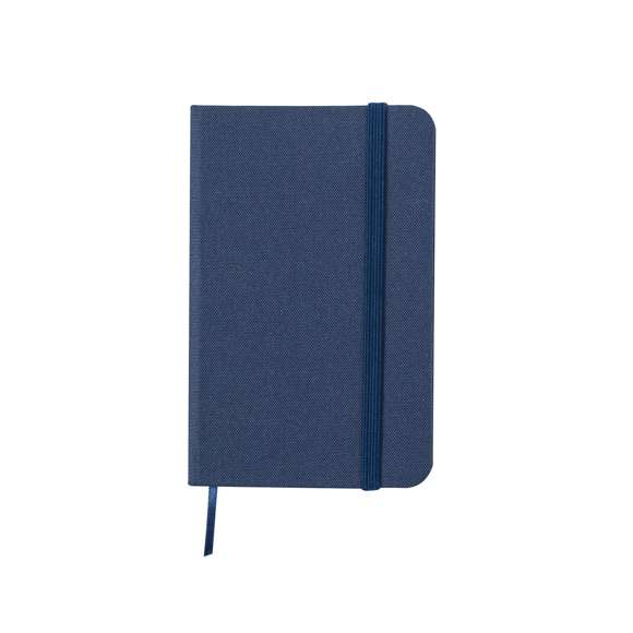 Bloc de notas con tapas rígidas en RPET 300D. Incluye 100 hojas con disposición a una raya, elástico de sujeción y marcapáginas de tela a juego. Disponible en amplia gama de colores. Logotipo RPET en parte trasera. Presentado individualmente en bolsa reciclada.El material RPET se elabora a partir de plástico reciclado, para así fomentar la reutilización de residuos plásticos y ayudar a la sostenibilidad del planeta.