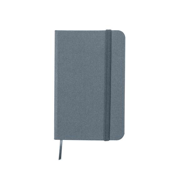 Bloc de notas con tapas rígidas en RPET 300D. Incluye 100 hojas con disposición a una raya, elástico de sujeción y marcapáginas de tela a juego. Disponible en amplia gama de colores. Logotipo RPET en parte trasera. Presentado individualmente en bolsa reciclada.El material RPET se elabora a partir de plástico reciclado, para así fomentar la reutilización de residuos plásticos y ayudar a la sostenibilidad del planeta.