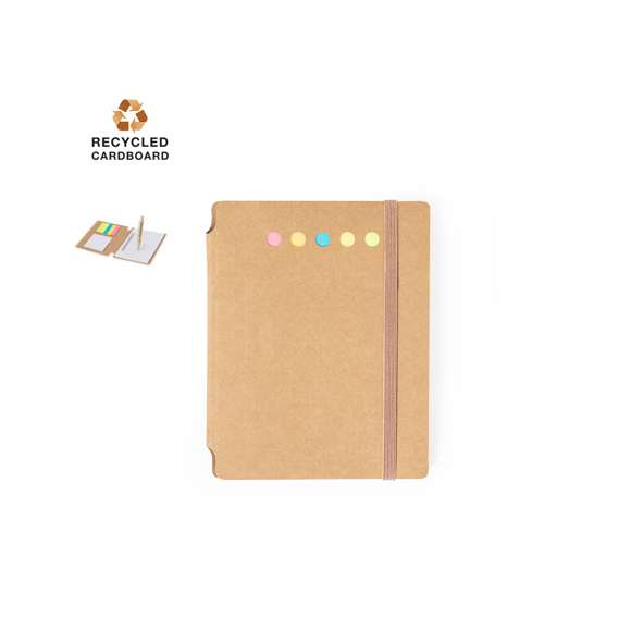 Bloc de notas elaborado en cartón reciclado. Incluye 70 hojas blancas con disposición a una raya, 15 notas adhesivas de 5x6,5 cm y 75 mininotas adhesivas de 1,2x4,5 cm en diversos colores. Además, cuenta con un bolígrafo fabricado en cartón reciclado y caña de trigo con mecanismo pulsador y tinta azul. Presentado individualmente en bolsa de papel. El cartón reciclado proviene del reaprovechamiento de excedente de fabricaciones y reciclaje de papel en el final de su vida útil, convirtiéndose en un lienzo ecológico y sostenible.