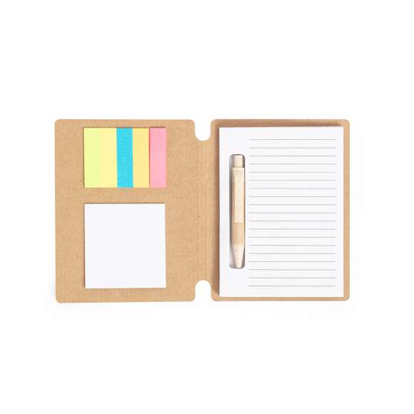 Bloc de notas elaborado en cartón reciclado. Incluye 70 hojas blancas con disposición a una raya, 15 notas adhesivas de 5x6,5 cm y 75 mininotas adhesivas de 1,2x4,5 cm en diversos colores. Además, cuenta con un bolígrafo fabricado en cartón reciclado y caña de trigo con mecanismo pulsador y tinta azul. Presentado individualmente en bolsa de papel. El cartón reciclado proviene del reaprovechamiento de excedente de fabricaciones y reciclaje de papel en el final de su vida útil, convirtiéndose en un lienzo ecológico y sostenible.
