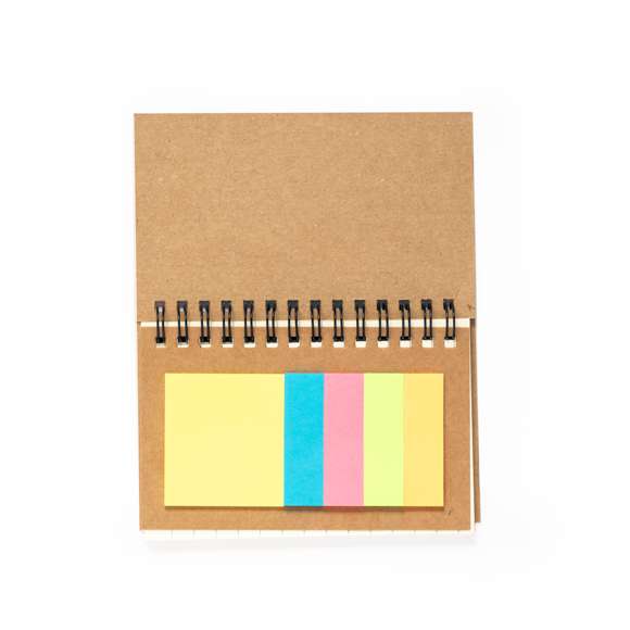 Bloc de notas con anillas y tapas blandas elaborado en cartón reciclado. Incluye 70 hojas blancas de disposición a una raya, 25 notas adhesivas de 4,5x5cm y 125 mininotas adhesivas de 1,5x5cm en variados colores. Presentado individualmente en bolsa de papel.El cartón reciclado proviene del reaprovechamiento de excedente de fabricaciones y reciclaje de papel en el final de su vida útil, convirtiéndose en un lienzo ecológico y sostenible.