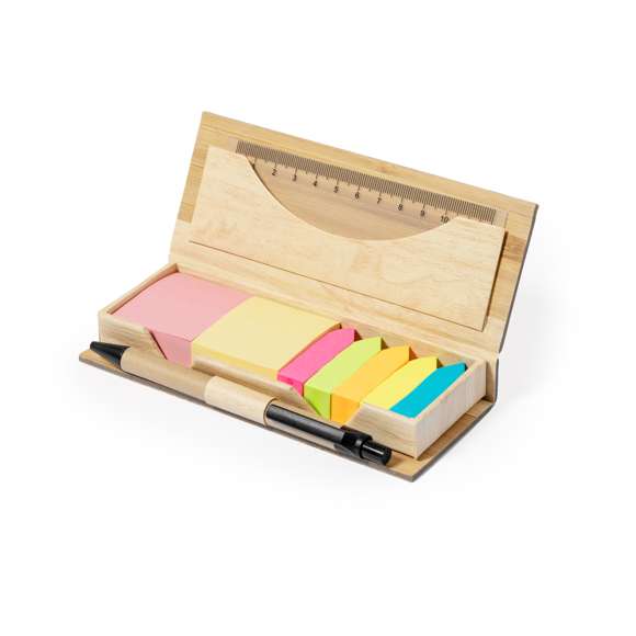 Práctico set de oficina elaborado en bambú. Este estuche incluye 220 notas adhesivas de 4x4,5 cm en dos colores, 550 mininotas adhesivas en forma de flecha de 1,2x4,5 cm en cinco colores vibrantes, una regla de 12 cm y un bolígrafo fabricado en cartón reciclado con tinta azul. Presentado en bolsa individual reciclada. Materiales como el bambú fomentan la utilización de materias primas naturales, reduciendo las emisiones contaminantes. Proviene de una planta de gran resistencia y versatilidad, con crecimiento y regeneración rápidos, siendo una excelente alternativa al uso de madera tradicional.