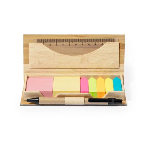 Práctico set de oficina elaborado en bambú. Este estuche incluye 220 notas adhesivas de 4x4,5 cm en dos colores, 550 mininotas adhesivas en forma de flecha de 1,2x4,5 cm en cinco colores vibrantes, una regla de 12 cm y un bolígrafo fabricado en cartón reciclado con tinta azul. Presentado en bolsa individual reciclada. Materiales como el bambú fomentan la utilización de materias primas naturales, reduciendo las emisiones contaminantes. Proviene de una planta de gran resistencia y versatilidad, con crecimiento y regeneración rápidos, siendo una excelente alternativa al uso de madera tradicional.