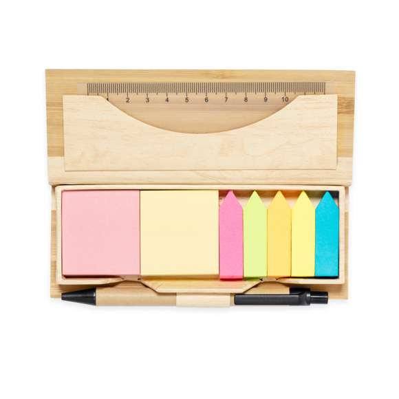 Práctico set de oficina elaborado en bambú. Este estuche incluye 220 notas adhesivas de 4x4,5 cm en dos colores, 550 mininotas adhesivas en forma de flecha de 1,2x4,5 cm en cinco colores vibrantes, una regla de 12 cm y un bolígrafo fabricado en cartón reciclado con tinta azul. Presentado en bolsa individual reciclada. Materiales como el bambú fomentan la utilización de materias primas naturales, reduciendo las emisiones contaminantes. Proviene de una planta de gran resistencia y versatilidad, con crecimiento y regeneración rápidos, siendo una excelente alternativa al uso de madera tradicional.