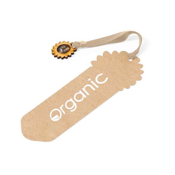 Práctico marcapáginas elaborado en cartón reciclado, con un diseño en forma de flecha y un cordón negro que facilita la búsqueda. En el extremo del cordón, incorpora una original cápsula con semillas de girasol.El cartón reciclado proviene del reaprovechamiento de excedente de fabricaciones y reciclaje de papel en el final de su vida útil, convirtiéndose en un lienzo ecológico y sostenible.