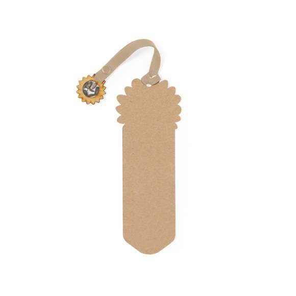 Práctico marcapáginas elaborado en cartón reciclado, con un diseño en forma de flecha y un cordón negro que facilita la búsqueda. En el extremo del cordón, incorpora una original cápsula con semillas de girasol.El cartón reciclado proviene del reaprovechamiento de excedente de fabricaciones y reciclaje de papel en el final de su vida útil, convirtiéndose en un lienzo ecológico y sostenible.