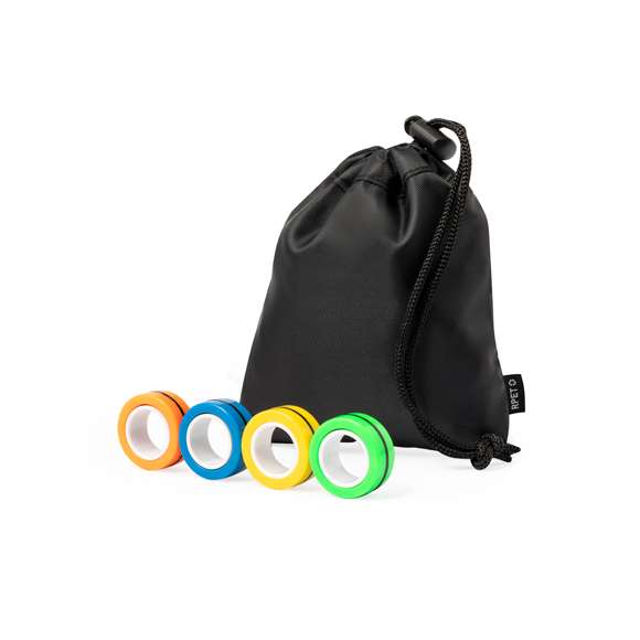 Original antiestrés en forma de anillos. Cuenta con cuatro piezas de colores con imanes para poder juntar y separar tantas veces como se quiera, liberando tensión gracias a su característico movimiento circular. Además, ofrecen la posibilidad de usarlos como spinner, ya sea juntos o por separado. Presentado individualmente en bolsa reciclada de RPET.