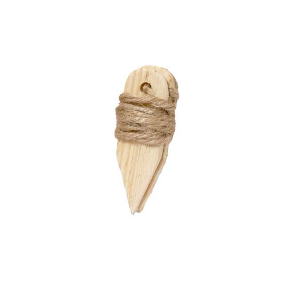 Juego de petanca fabricado en madera. De inspiración artesanal, incluye 6 bolas, un boliche y cuerda de medición. Presentado en una práctica funda de transporte fabricada en algodón de acabado natural y con cierre de cordón.