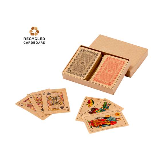 Set de baraja española y baraja francesa, fabricadas en resistente cartón reciclado. Baraja española con 50 naipes y baraja francesa con 54 naipes, presentadas en estuche de cartón acabado kraft con tapadera.