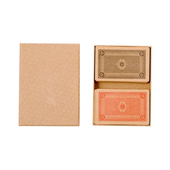 Set de baraja española y baraja francesa, fabricadas en resistente cartón reciclado. Baraja española con 50 naipes y baraja francesa con 54 naipes, presentadas en estuche de cartón acabado kraft con tapadera.
