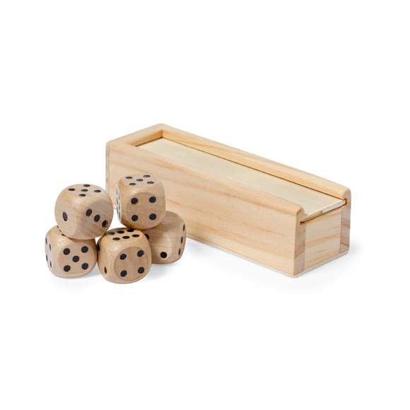 Juego de dados elaborado en madera de acabado natural. Este conjunto incluye cinco dados de seis caras, que vienen presentados en un estuche de madera con tapadera deslizante y en una bolsa individual reciclada.