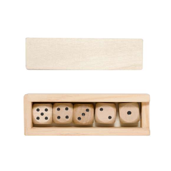 Juego de dados elaborado en madera de acabado natural. Este conjunto incluye cinco dados de seis caras, que vienen presentados en un estuche de madera con tapadera deslizante y en una bolsa individual reciclada.