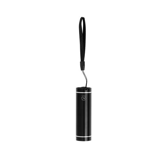 Resistente linterna fabricada en Aluminio Reciclado. Cuenta con 1 LED de alto poder de iluminación, un pulsador protegido con recubrimiento de goma y una cinta de transporte para mayor comodidad. Funciona con pilas: 3xAAA (no incluidas). Incluye logotipo Aluminio Reciclado en un lateral y está disponible en una variada gama de colores. Presentada en caja de diseño kraft.El Aluminio Reciclado es un material con posibilidades de reciclaje casi infinitas, sin perder sus propiedades originales y consumiendo menos energía en este proceso.Certificación GRS (Global Recycled Standard / Estándar de Reciclaje Global), que garantiza el origen reciclado del material usado para fabricar el producto.