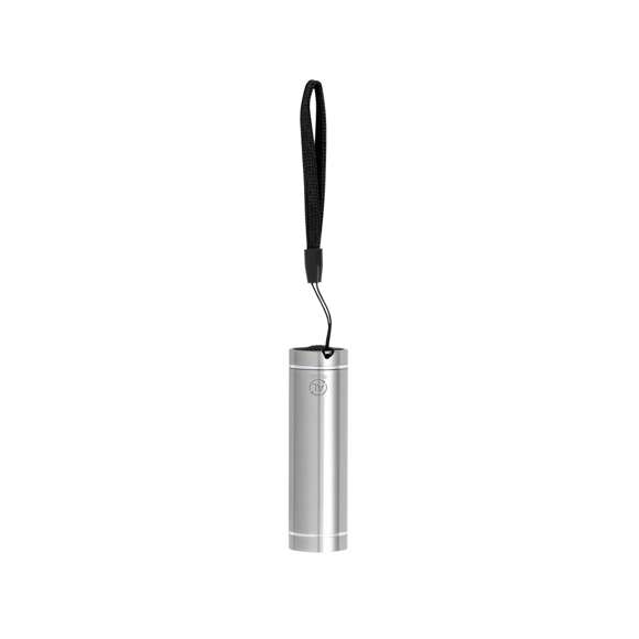 Resistente linterna fabricada en Aluminio Reciclado. Cuenta con 1 LED de alto poder de iluminación, un pulsador protegido con recubrimiento de goma y una cinta de transporte para mayor comodidad. Funciona con pilas: 3xAAA (no incluidas). Incluye logotipo Aluminio Reciclado en un lateral y está disponible en una variada gama de colores. Presentada en caja de diseño kraft.El Aluminio Reciclado es un material con posibilidades de reciclaje casi infinitas, sin perder sus propiedades originales y consumiendo menos energía en este proceso.Certificación GRS (Global Recycled Standard / Estándar de Reciclaje Global), que garantiza el origen reciclado del material usado para fabricar el producto.