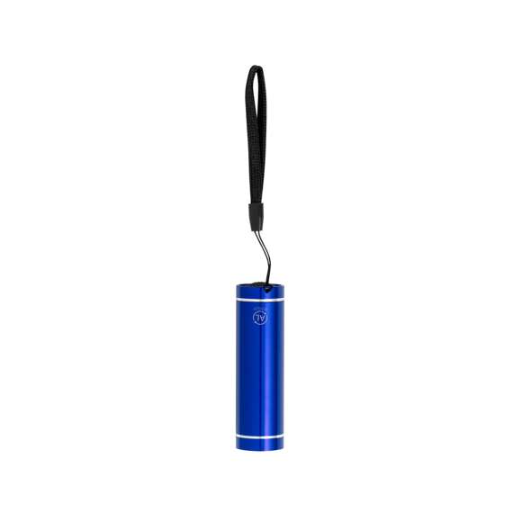 Resistente linterna fabricada en Aluminio Reciclado. Cuenta con 1 LED de alto poder de iluminación, un pulsador protegido con recubrimiento de goma y una cinta de transporte para mayor comodidad. Funciona con pilas: 3xAAA (no incluidas). Incluye logotipo Aluminio Reciclado en un lateral y está disponible en una variada gama de colores. Presentada en caja de diseño kraft.El Aluminio Reciclado es un material con posibilidades de reciclaje casi infinitas, sin perder sus propiedades originales y consumiendo menos energía en este proceso.Certificación GRS (Global Recycled Standard / Estándar de Reciclaje Global), que garantiza el origen reciclado del material usado para fabricar el producto.
