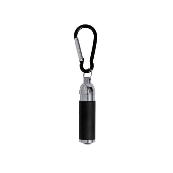 Llavero linterna con cuerpo fabricado en Aluminio Reciclado. Equipado con 1 LED de potencia, funciona con pilas de botón incluidas y cuenta con un enganche en forma de mosquetón del mismo color. Incluye logotipo Aluminio Reciclado en un lateral y está disponible en una variada gama de colores. Presentado en caja de diseño kraft.El Aluminio Reciclado es un material con posibilidades de reciclaje casi infinitas, sin perder sus propiedades originales y consumiendo menos energía en este proceso.Certificación GRS (Global Recycled Standard / Estándar de Reciclaje Global), que garantiza el origen reciclado del material usado para fabricar el producto.