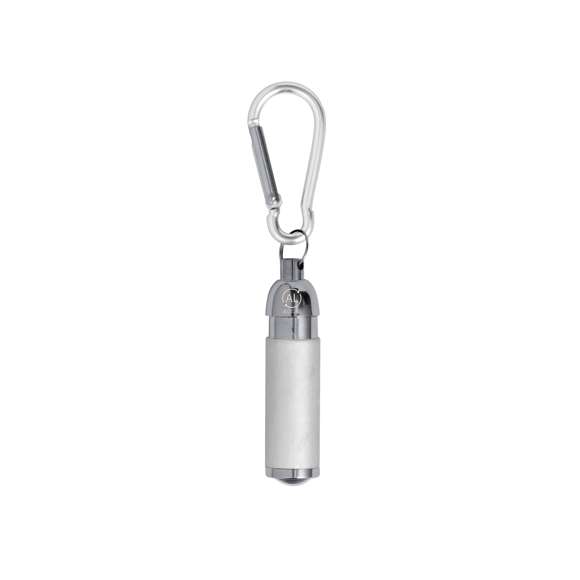 Llavero linterna con cuerpo fabricado en Aluminio Reciclado. Equipado con 1 LED de potencia, funciona con pilas de botón incluidas y cuenta con un enganche en forma de mosquetón del mismo color. Incluye logotipo Aluminio Reciclado en un lateral y está disponible en una variada gama de colores. Presentado en caja de diseño kraft.El Aluminio Reciclado es un material con posibilidades de reciclaje casi infinitas, sin perder sus propiedades originales y consumiendo menos energía en este proceso.Certificación GRS (Global Recycled Standard / Estándar de Reciclaje Global), que garantiza el origen reciclado del material usado para fabricar el producto.