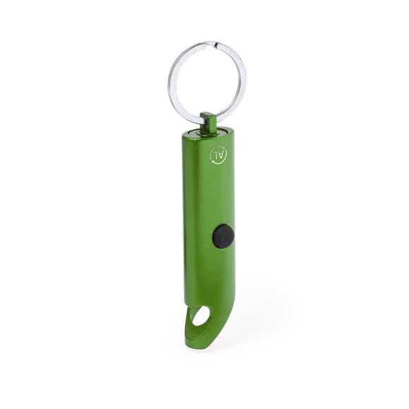 Resistente llavero abridor fabricado en Aluminio Reciclado. Este práctico accesorio cuenta con 3 luces LEDs alimentadas por pilas de botón incluidas. Su diseño incluye un abridor, ofreciendo versatilidad en un solo dispositivo. Incluye logotipo Aluminio Reciclado en un lateral y está disponible en una variada gama de colores. Presentada en caja de diseño kraft.El Aluminio Reciclado es un material con posibilidades de reciclaje casi infinitas, sin perder sus propiedades originales y consumiendo menos energía en este proceso.Certificación GRS (Global Recycled Standard / Estándar de Reciclaje Global), que garantiza el origen reciclado del material usado para fabricar el producto.