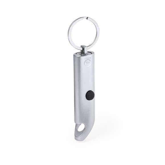 Resistente llavero abridor fabricado en Aluminio Reciclado. Este práctico accesorio cuenta con 3 luces LEDs alimentadas por pilas de botón incluidas. Su diseño incluye un abridor, ofreciendo versatilidad en un solo dispositivo. Incluye logotipo Aluminio Reciclado en un lateral y está disponible en una variada gama de colores. Presentada en caja de diseño kraft.El Aluminio Reciclado es un material con posibilidades de reciclaje casi infinitas, sin perder sus propiedades originales y consumiendo menos energía en este proceso.Certificación GRS (Global Recycled Standard / Estándar de Reciclaje Global), que garantiza el origen reciclado del material usado para fabricar el producto.