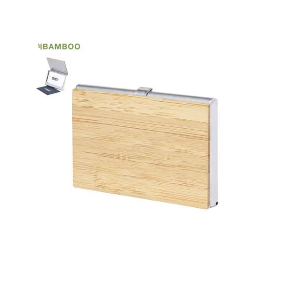 Elegante tarjetero fabricado en suave bambú, con tapas duras y cierre de presión. Destaca el detalle de bambú en la parte frontal y cuenta con un compartimento interior para almacenar tarjetas. Presentado en una bolsa individual de papel reciclado.Materiales como el bambú fomentan la utilización de materias primas naturales, reduciendo las emisiones contaminantes. Proviene de una planta de gran resistencia y versatilidad, con crecimiento y regeneración rápidos, siendo una excelente alternativa al uso de madera tradicional.