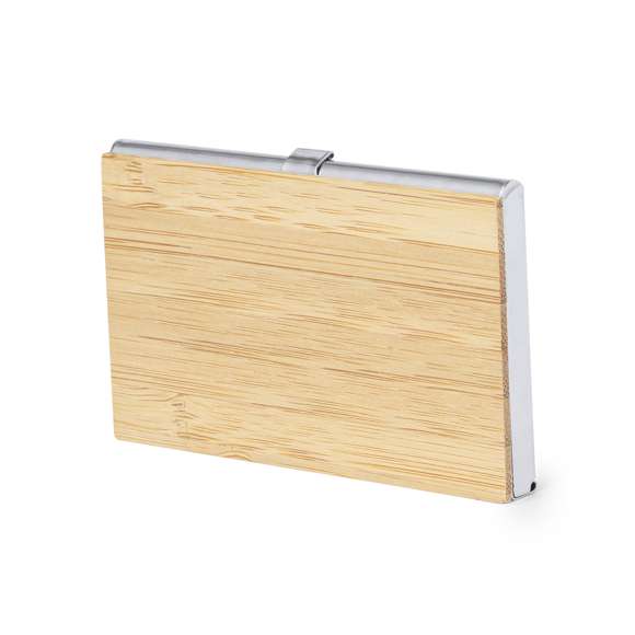 Elegante tarjetero fabricado en suave bambú, con tapas duras y cierre de presión. Destaca el detalle de bambú en la parte frontal y cuenta con un compartimento interior para almacenar tarjetas. Presentado en una bolsa individual de papel reciclado.Materiales como el bambú fomentan la utilización de materias primas naturales, reduciendo las emisiones contaminantes. Proviene de una planta de gran resistencia y versatilidad, con crecimiento y regeneración rápidos, siendo una excelente alternativa al uso de madera tradicional.