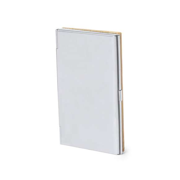 Elegante tarjetero fabricado en suave bambú, con tapas duras y cierre de presión. Destaca el detalle de bambú en la parte frontal y cuenta con un compartimento interior para almacenar tarjetas. Presentado en una bolsa individual de papel reciclado.Materiales como el bambú fomentan la utilización de materias primas naturales, reduciendo las emisiones contaminantes. Proviene de una planta de gran resistencia y versatilidad, con crecimiento y regeneración rápidos, siendo una excelente alternativa al uso de madera tradicional.