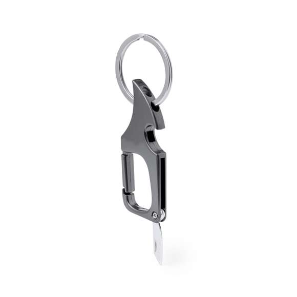 Práctico llavero abridor metálico. Con anilla para llavero y mosquetón para un rápido enganche. Con abrebotellas en uno de sus extremos, incorpora un pequeño cuchillo de acero inox en el extremo opuesto, ideal para abrir cartas, paquetes, etc. En elegante color negro metalizado y presentado en bolsa de papel reciclada.