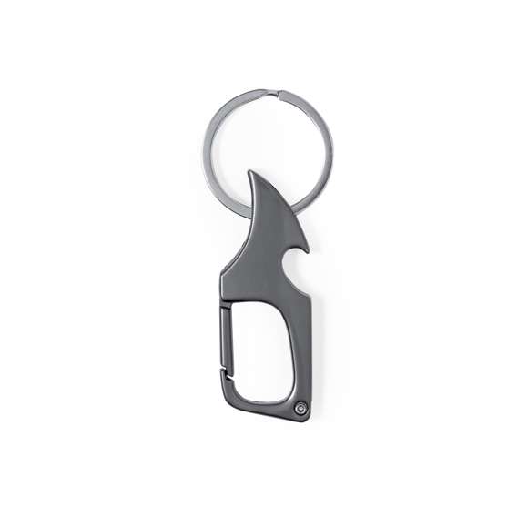 Práctico llavero abridor metálico. Con anilla para llavero y mosquetón para un rápido enganche. Con abrebotellas en uno de sus extremos, incorpora un pequeño cuchillo de acero inox en el extremo opuesto, ideal para abrir cartas, paquetes, etc. En elegante color negro metalizado y presentado en bolsa de papel reciclada.