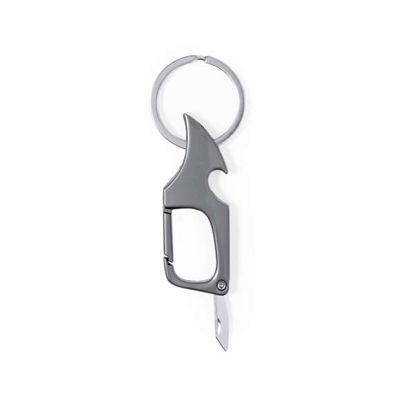 Práctico llavero abridor metálico. Con anilla para llavero y mosquetón para un rápido enganche. Con abrebotellas en uno de sus extremos, incorpora un pequeño cuchillo de acero inox en el extremo opuesto, ideal para abrir cartas, paquetes, etc. En elegante color negro metalizado y presentado en bolsa de papel reciclada.
