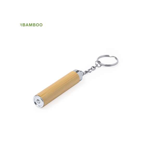 Llavero linterna fabricado en bambú. Con 1 LED alimentado con pila botón (incluida) y presentado en caja de diseño kraft.Materiales como el bambú fomentan la utilización de materias primas naturales, reduciendo las emisiones contaminantes. Proviene de una planta de gran resistencia y versatilidad, con crecimiento y regeneración rápidos, siendo una excelente alternativa al uso de madera tradicional.