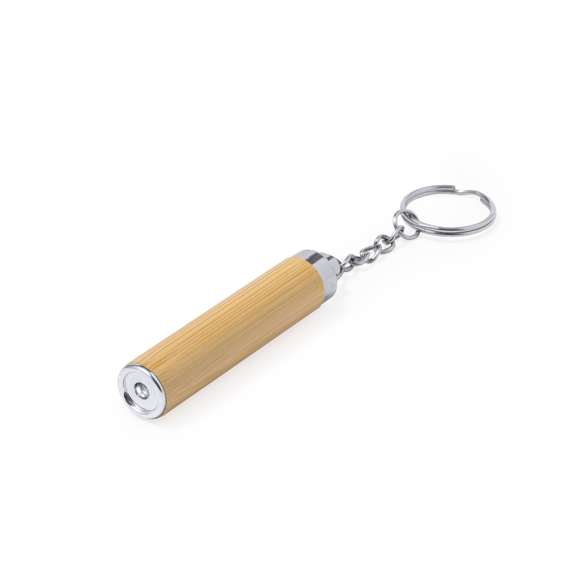 Llavero linterna fabricado en bambú. Con 1 LED alimentado con pila botón (incluida) y presentado en caja de diseño kraft.Materiales como el bambú fomentan la utilización de materias primas naturales, reduciendo las emisiones contaminantes. Proviene de una planta de gran resistencia y versatilidad, con crecimiento y regeneración rápidos, siendo una excelente alternativa al uso de madera tradicional.