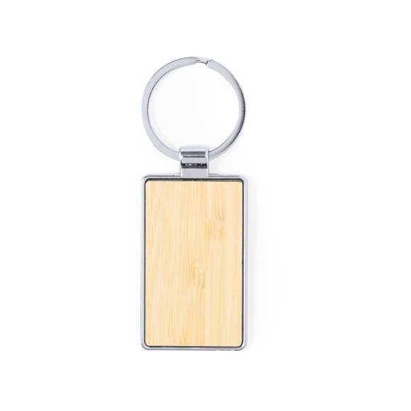 Elegante llavero fabricado en bambú y metal cromado. Con amplia superficie de marcaje y disponible en formato rectangular o redondo. Especialmente diseñado para grabado a láser. Presentado en bolsa de papel reciclado. Materiales como el bambú fomentan la utilización de materias primas naturales, reduciendo las emisiones contaminantes. Proviene de una planta de gran resistencia y versatilidad, con crecimiento y regeneración rápidos, siendo una excelente alternativa al uso de madera tradicional.