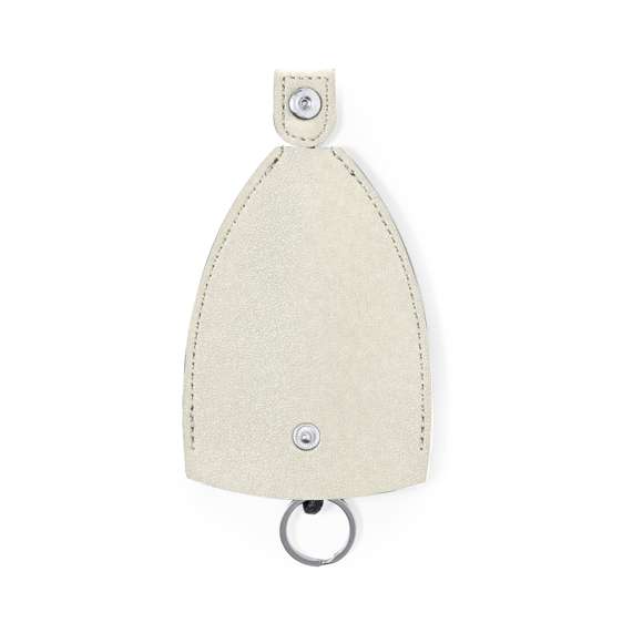 Original llavero-funda de polipiel para llevar siempre las llaves protegidas. Con mecanismo de guardado tirando del cordón y cierre de corchete. Disponible en variada gama de colores y presentado individualmente en bolsa de papel reciclado.