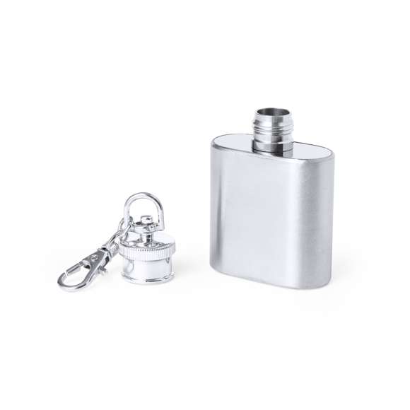 Práctico llavero petaca fabricado en acero inox, de 30 ml de capacidad. Tapón con cierre de seguridad a rosca y mosquetón giratorio. Presentado en caja de diseño kraft.